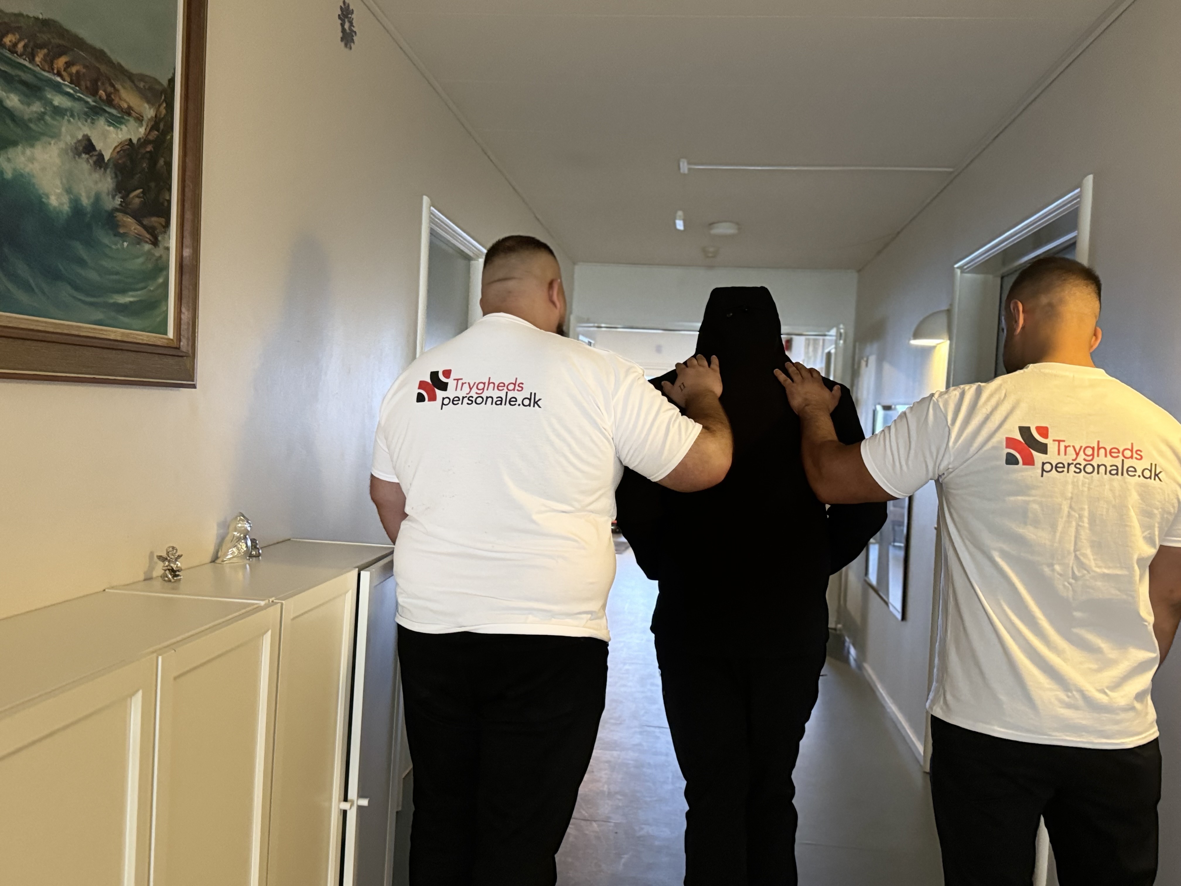 Tryghedspersonale medarbejder støtter borger i en rolig samtale - skaber tryghed gennem nærvær